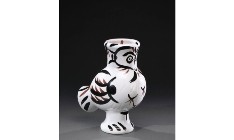 Pablo Picasso (1881-1973). Chouette aux plumes, 1951. Vase tourné en céramique (terre de faïence, oxydes, gravures au couteau, émail).
